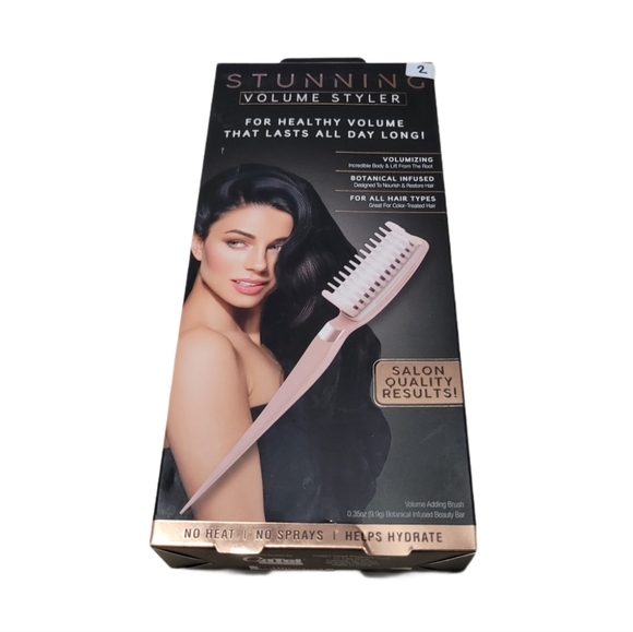 Beauty Bundle Volume adding brush, Nail polish strips, Make-up brushes, & Bag - Picture 3 of 16